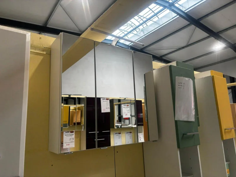 Spiegelschrank weiß LED 70x21x64 cm