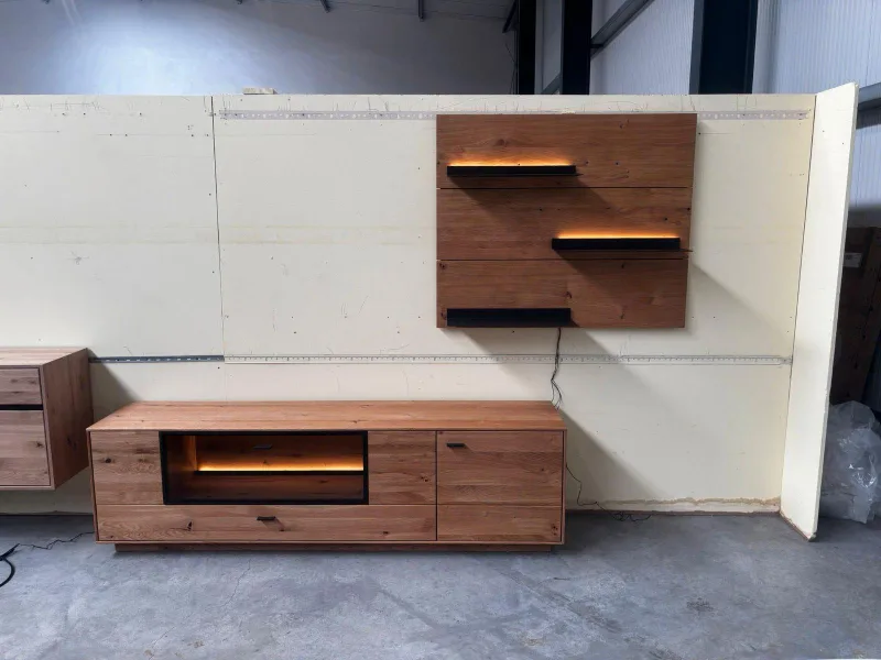 Wohnwand Asteiche teilmassiv LED ca. 300x200x55 cm
